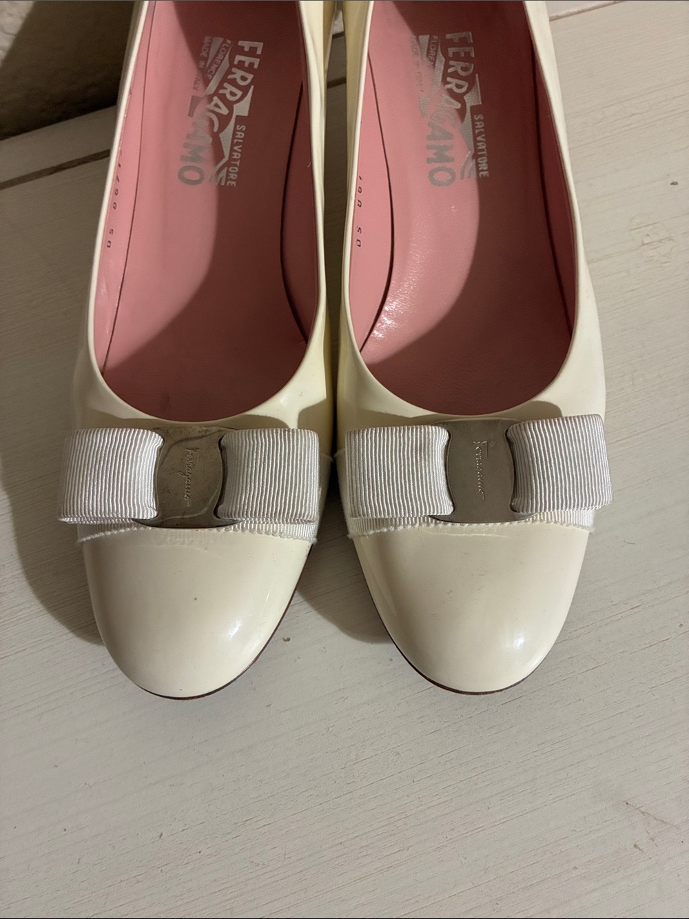 Salvatore Ferragamo Cream Leather Vara Bow Pumps with Pink Insole - Picture 3 of 10